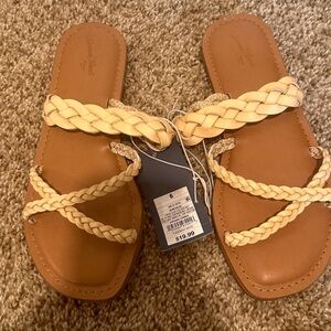 Universal thred sandals size 6 never worn